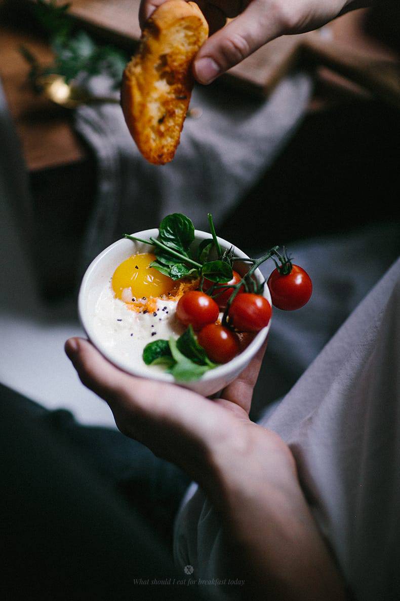 Breakfast in a comfy bed with baked eggs / Marta Greber